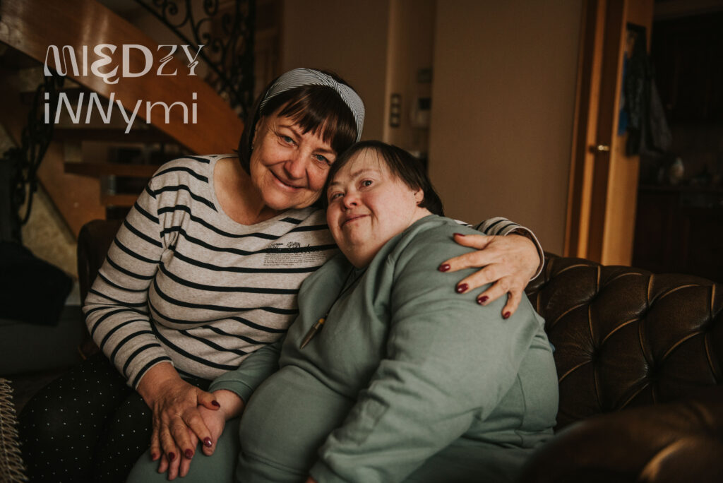 “Mama dla wszystkich”: historia uchodźczyni z Ukrainy, która opiekuje się siostrą z zespołem Downa i walczy z rakiem