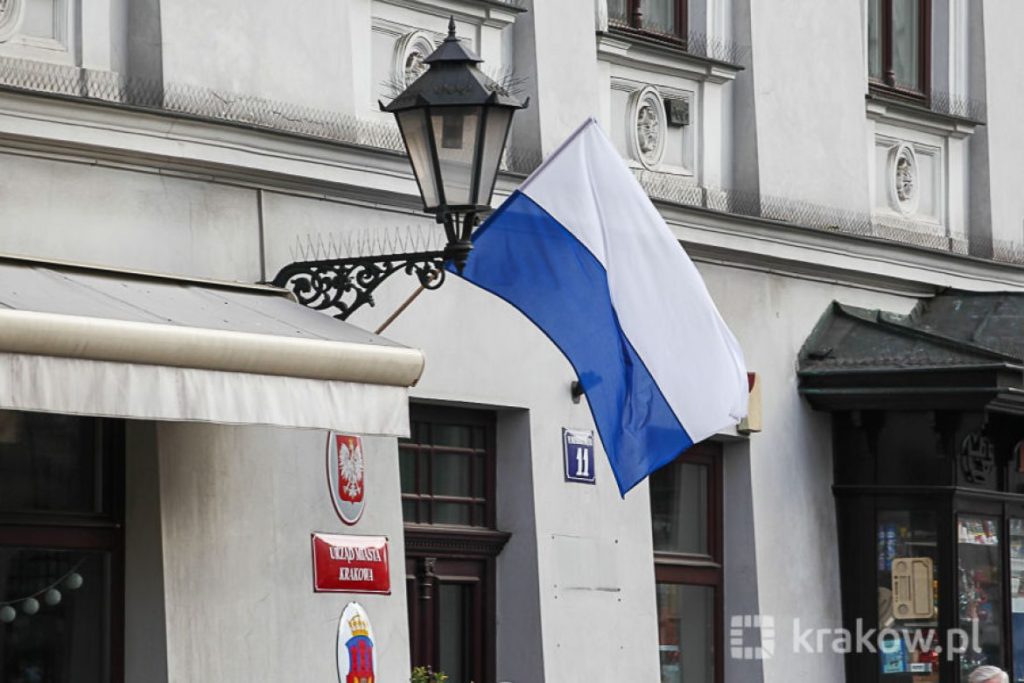 Чому сьогодні в Кракові так багато біло-блакитних прапорів? flaga krakowa 1170x780 1024x683