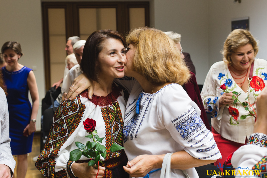 Зі сльозами, посмішками і щирими розмовами: українці святкують День Незалежності у Генконсульстві в Кракові img 9429 1