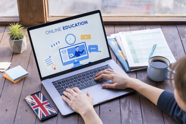 British Council: безкоштовні онлайн-курси англійської мови close up girl studying her laptop 23 2148389030