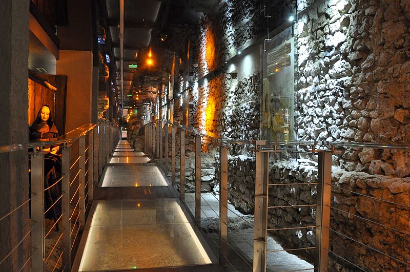 Відкриття музеїв у Кракові: Підземелля Ринку працюватиме з 30 травня 800px kramy bogate w podziemiach rynku w krakowie