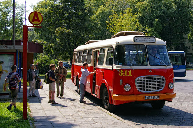 19 липня у Кракові їздитимуть старовинні автобуси і трамваї 4 5