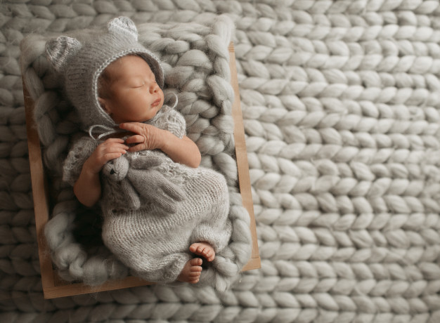 Знаємо найпопулярніші імена 2020 року в Польщі tiny baby grey clothes sleeps woolen blanket 8353 309
