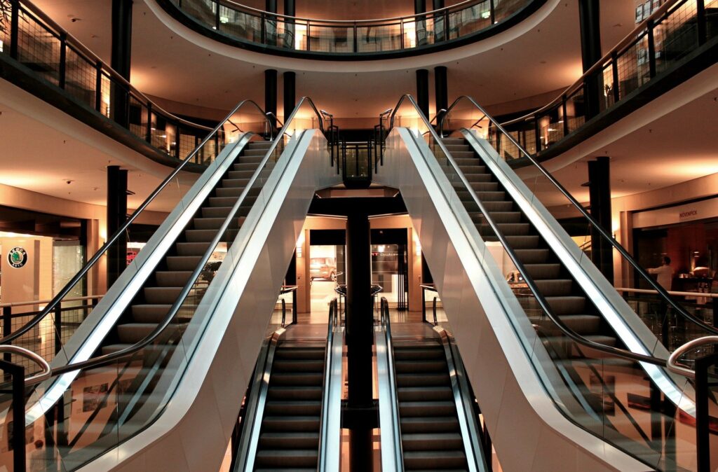 Торгові центри та інші магазини в Польщі відчинені з 4 травня escalator 283448 1920 1 1024x674