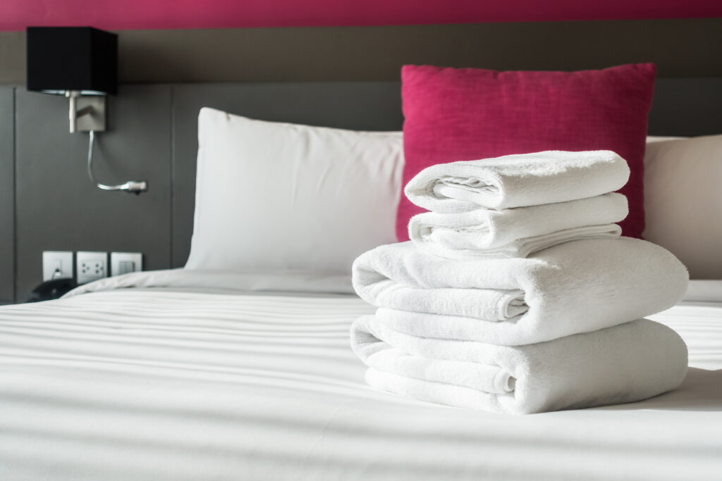 Готелі в Польщі відновлюють діяльність з 8 травня. Які умови? folded towels bed 1024x683