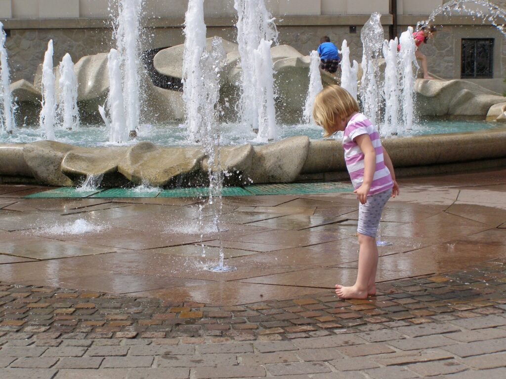 У Кракові запрацював перший фонтан. Інші вмикатимуть поступово the little girl 1246023 1920 1024x768