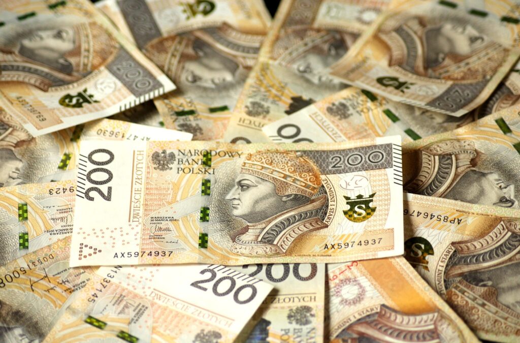 В Польщі розпочинається прийом заявок на програму “Добрий старт” euro banknotes 4122079 1920 1024x675
