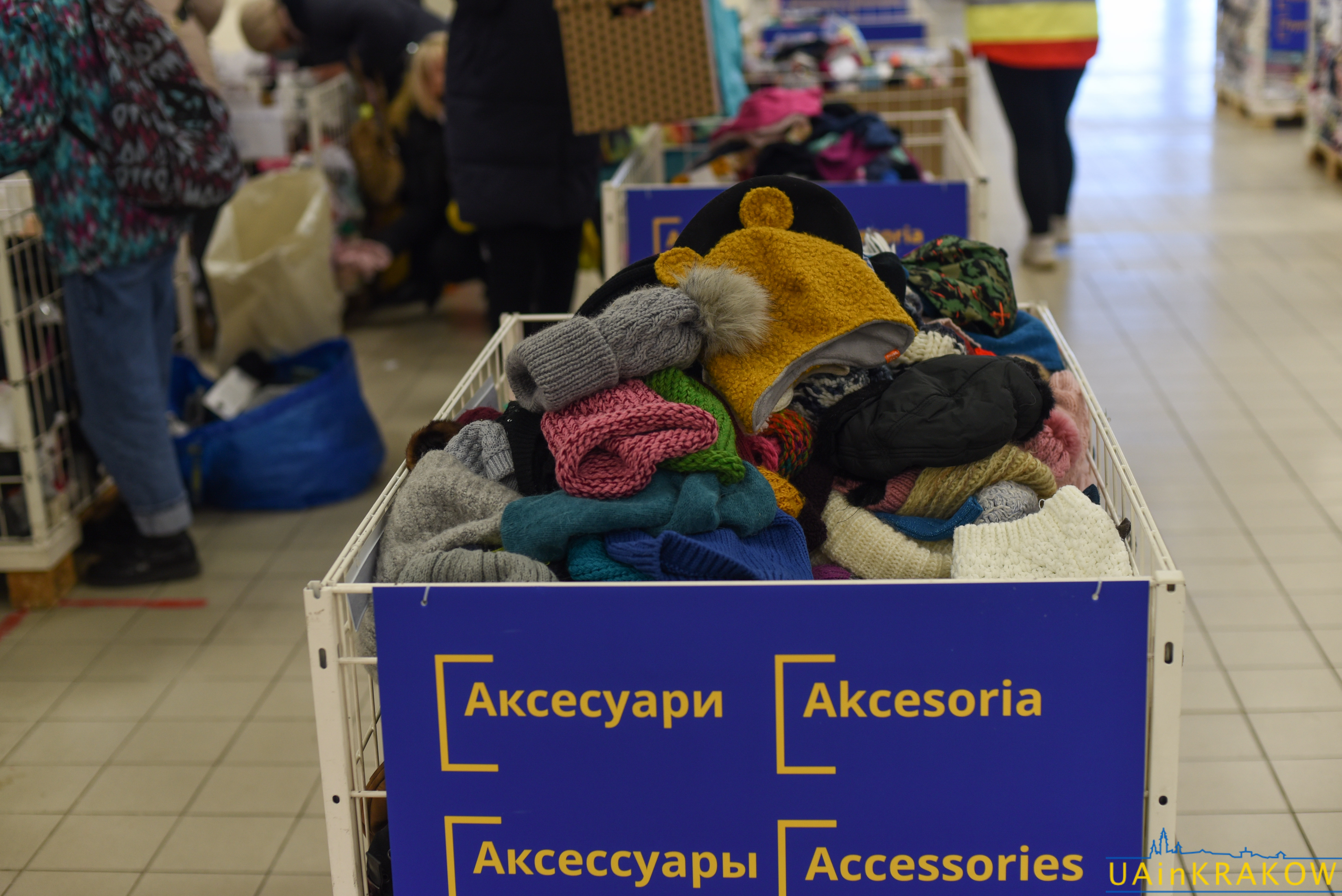 Шафа добра у ТЦ "Плаза" 一 безплатний одяг для біженців з України [ФОТО] dsc 8748