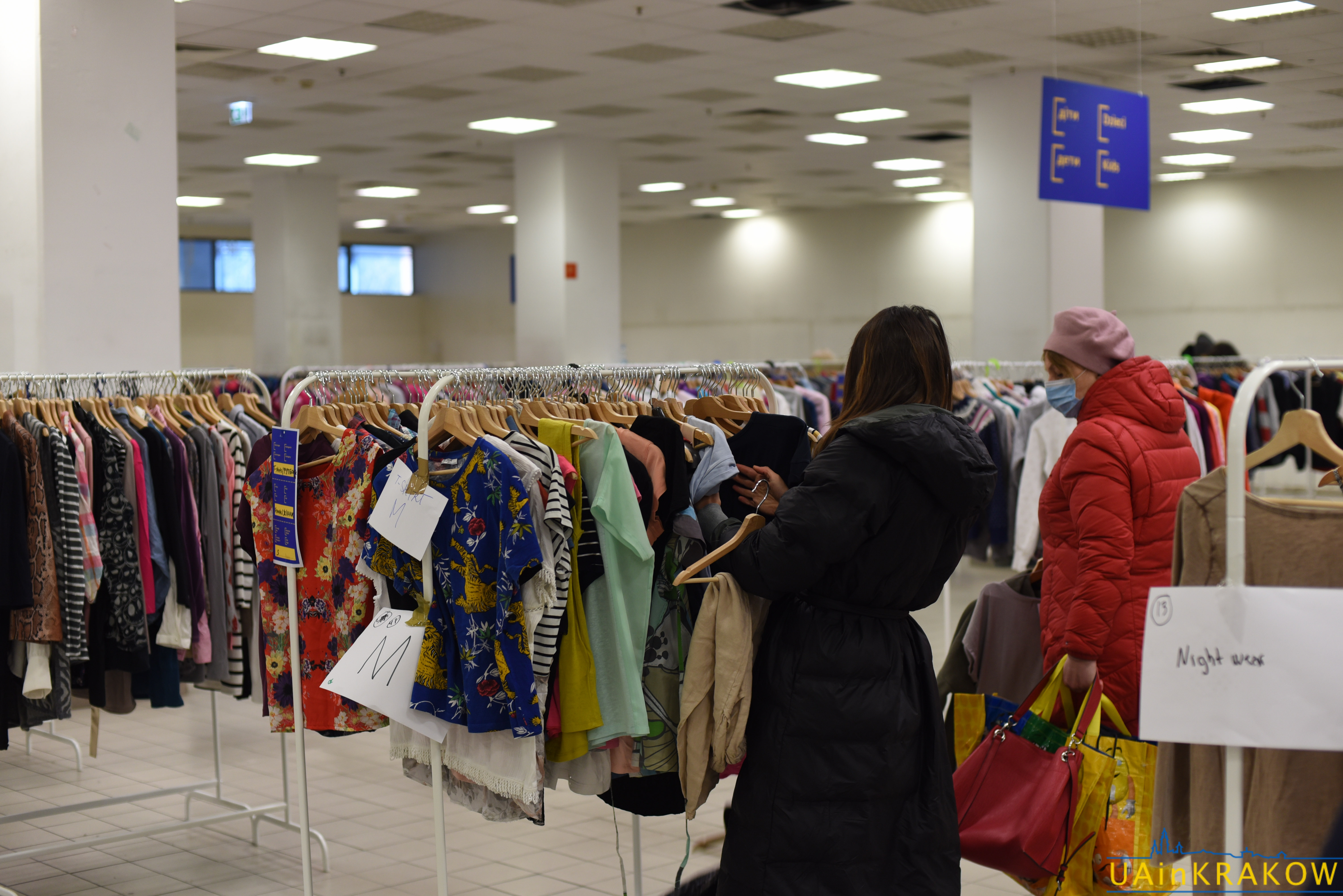 Шафа добра у ТЦ "Плаза" 一 безплатний одяг для біженців з України [ФОТО] dsc 8772