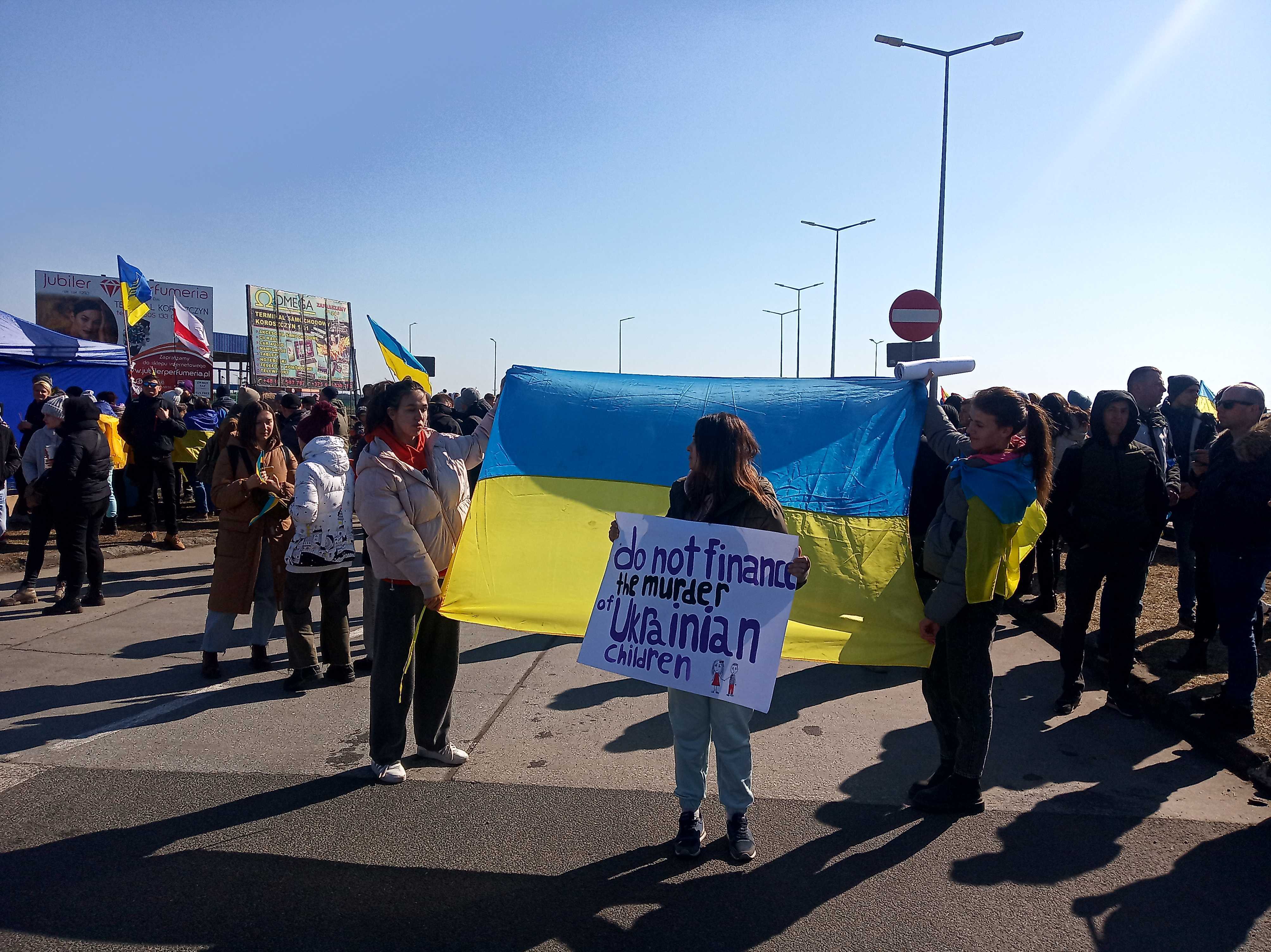“Рускій ТIR - йди геть!”: як активісти блокують вантажівки на кордоні [ВІДЕО] img 20220319 112500 1