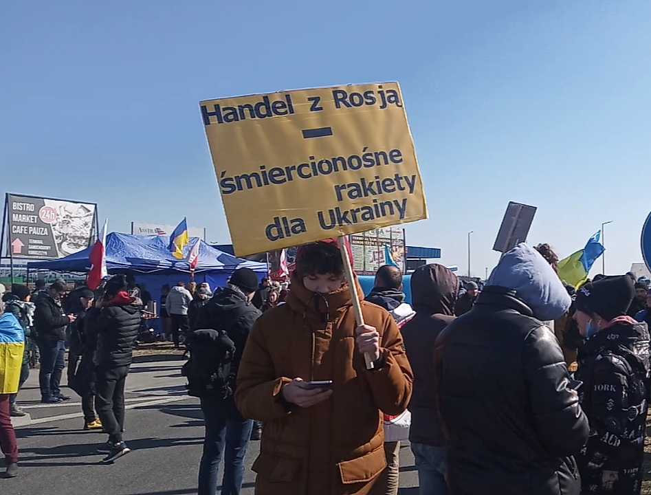 “Рускій ТIR - йди геть!”: як активісти блокують вантажівки на кордоні [ВІДЕО] img 20220321 130447 1