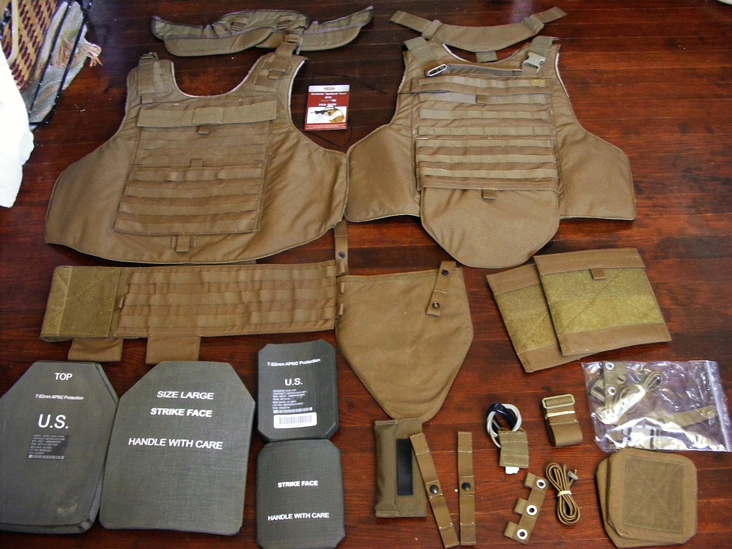 Бронежилети для своїх: як допомогти, щоб не зашкодити? 1440px modular tactical vest components 1
