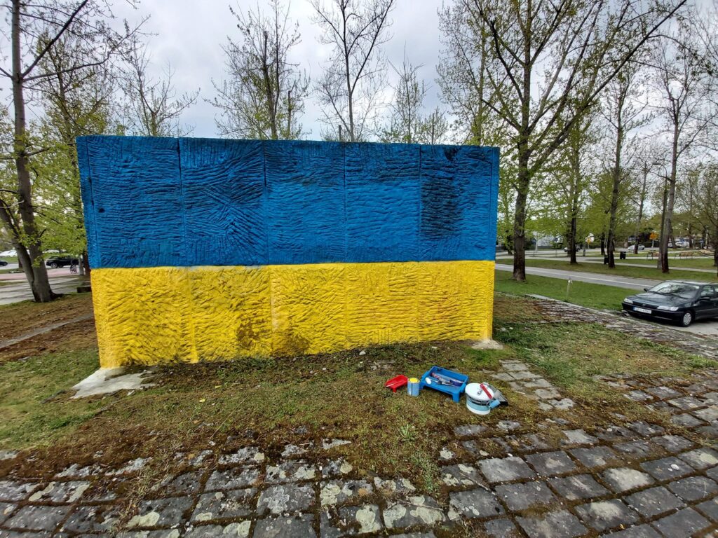 Із синьо-жовтого постаменту в Кракові зник напис "Волинь 1943" 278822746 10221468734415799 3479970510620499120 n 1024x768