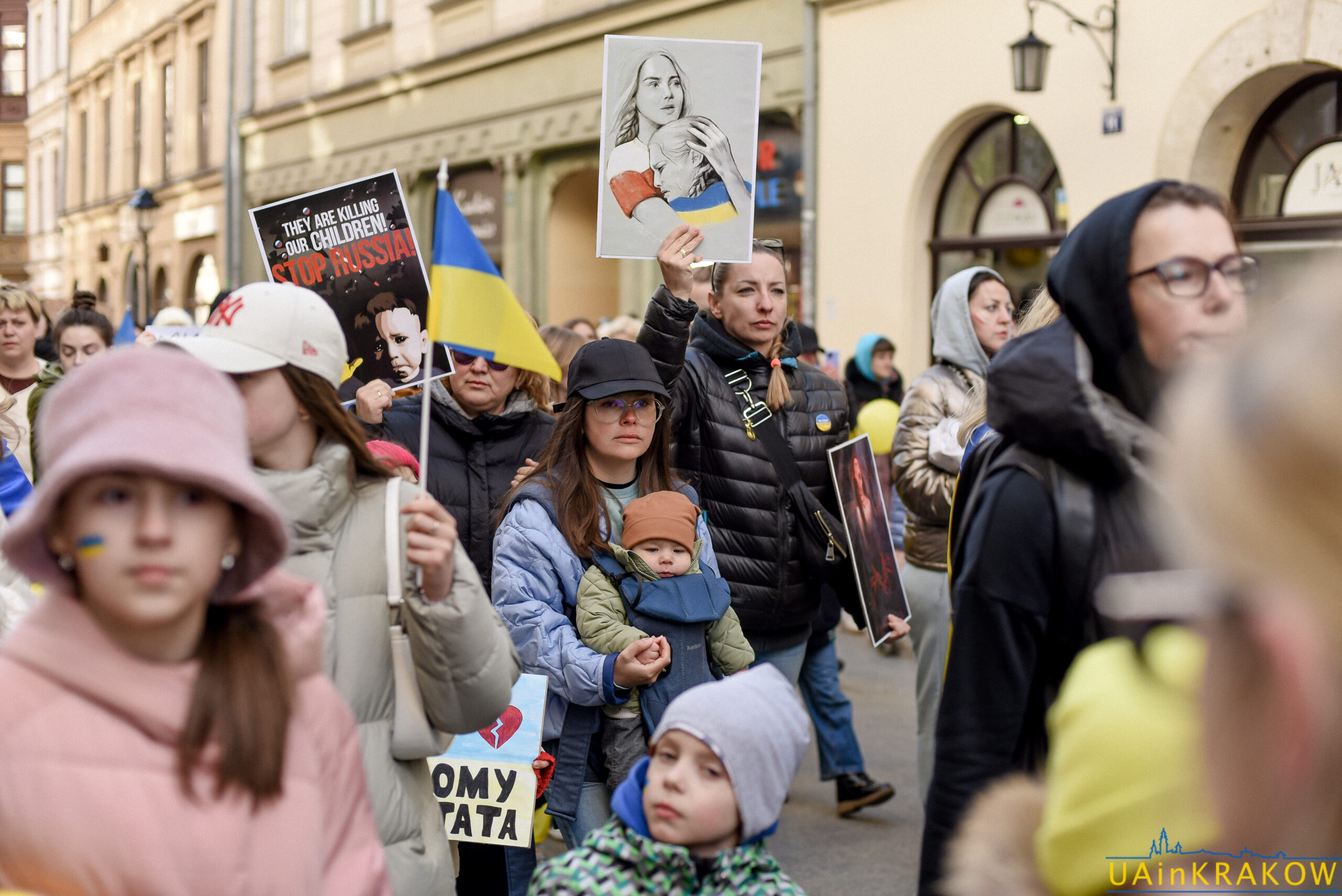 «З червоними згортками»: у Кракові пройшов Марш Матерів [ФОТО] dsc 0652 scaled