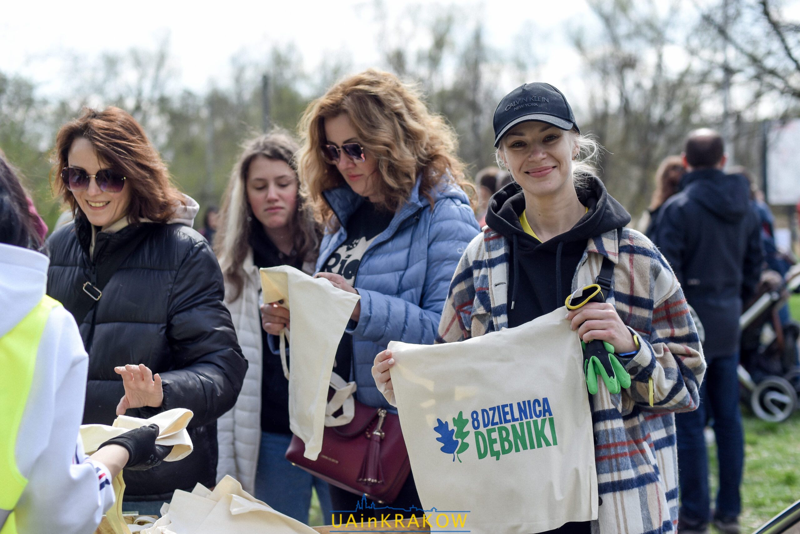 Суботник як жест подяки: переселенці з України прибирали парк у Кракові [ФОТО] dsc 1660 scaled