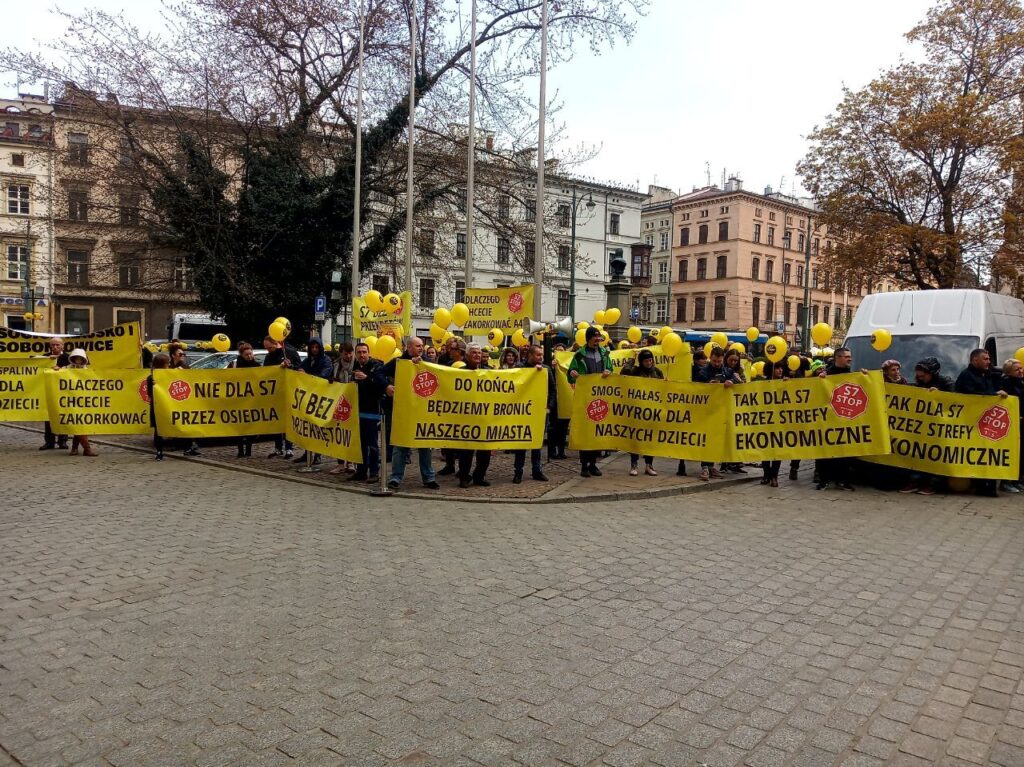 Під Радою міста Краків відбувається протест проти будови дороги [ФОТО] photo5424979995262040705 1 1024x767