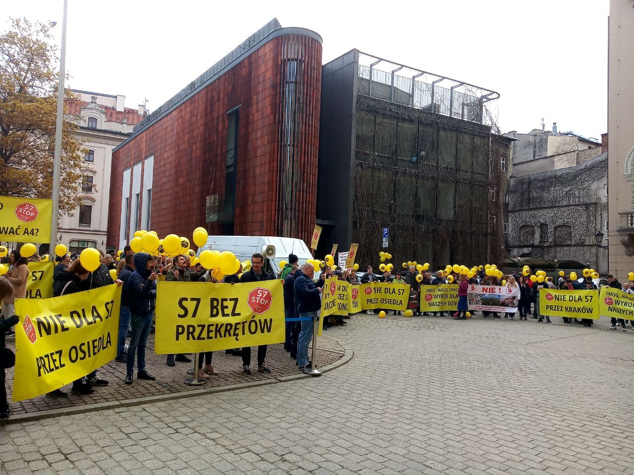 Під Радою міста Краків відбувається протест проти будови дороги [ФОТО] photo5424979995262040706