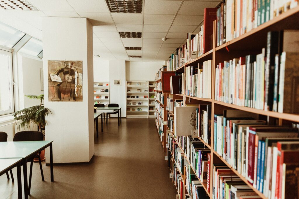 У Краківській бібліотеці відмовляються від російських книг trnava university sd8ujsf4xm4 unsplash 1024x683
