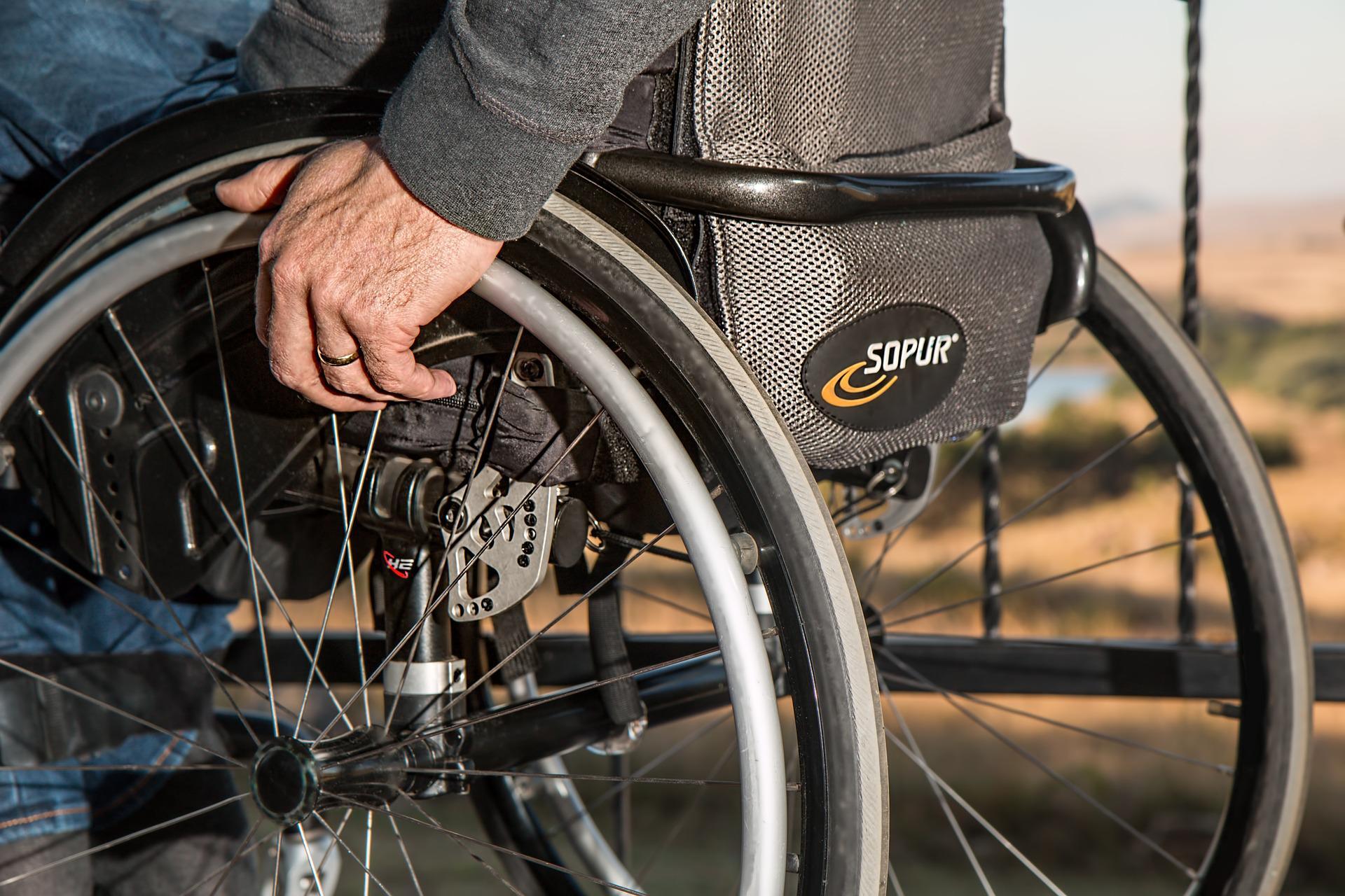Як підтвердити статус особи з інвалідністю в Польщі wheelchair g122843737 1920