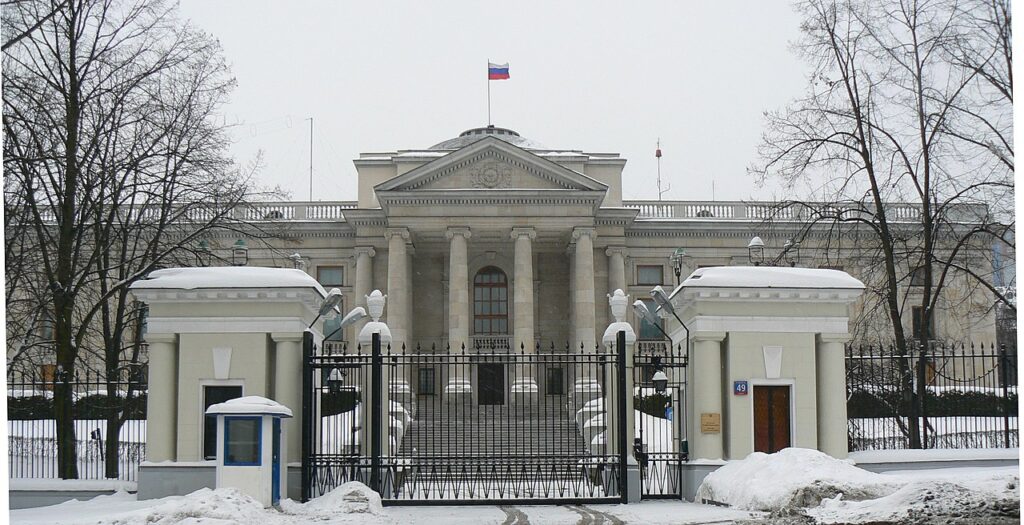 Посла росії облили червоною фарбою в Варшаві 1280px russian embassy in warsaw 07 main entry 1024x525