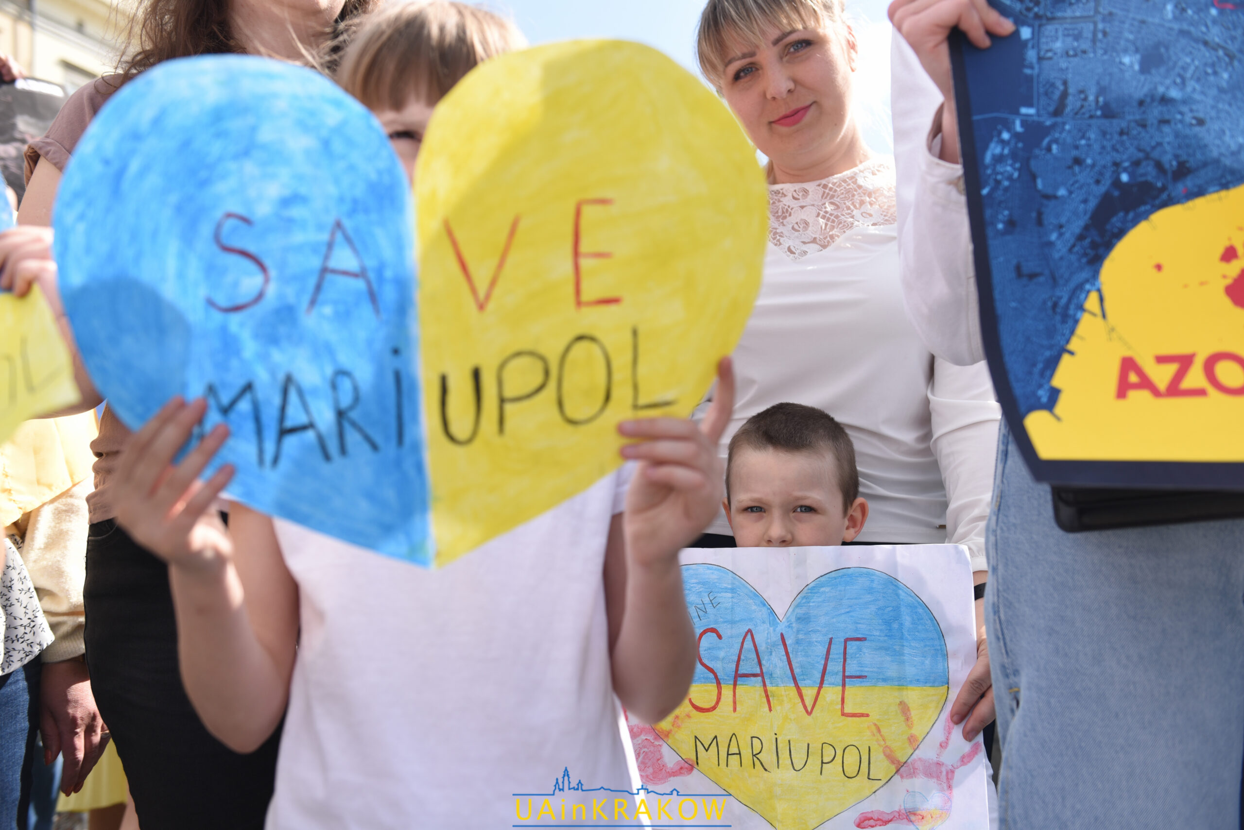 У Кракові пройшла акція на підтримку Маріуполя [ФОТО] dsc 3172 scaled