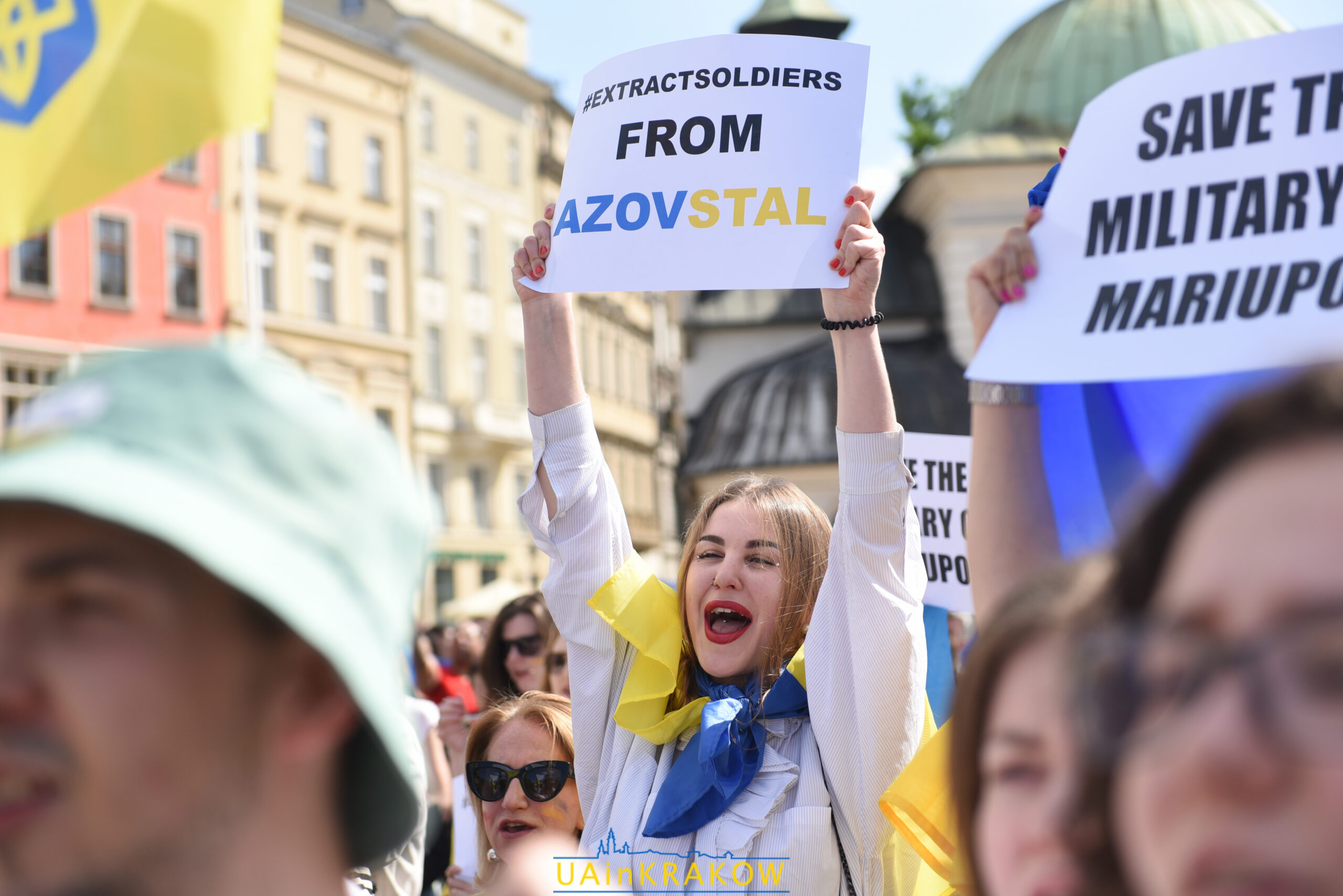 У Кракові пройшла акція на підтримку Маріуполя [ФОТО] dsc 3201 scaled