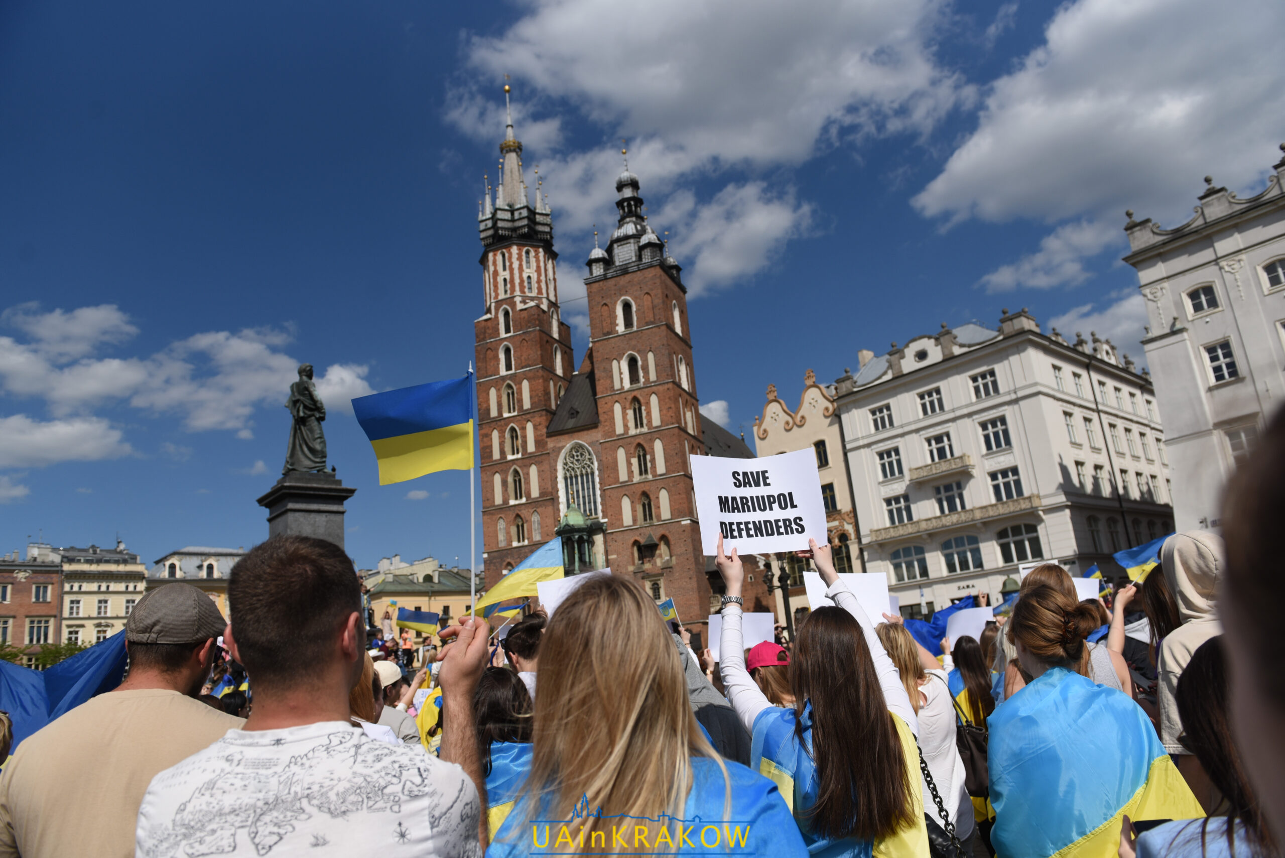 У Кракові пройшла акція на підтримку Маріуполя [ФОТО] dsc 3229 scaled