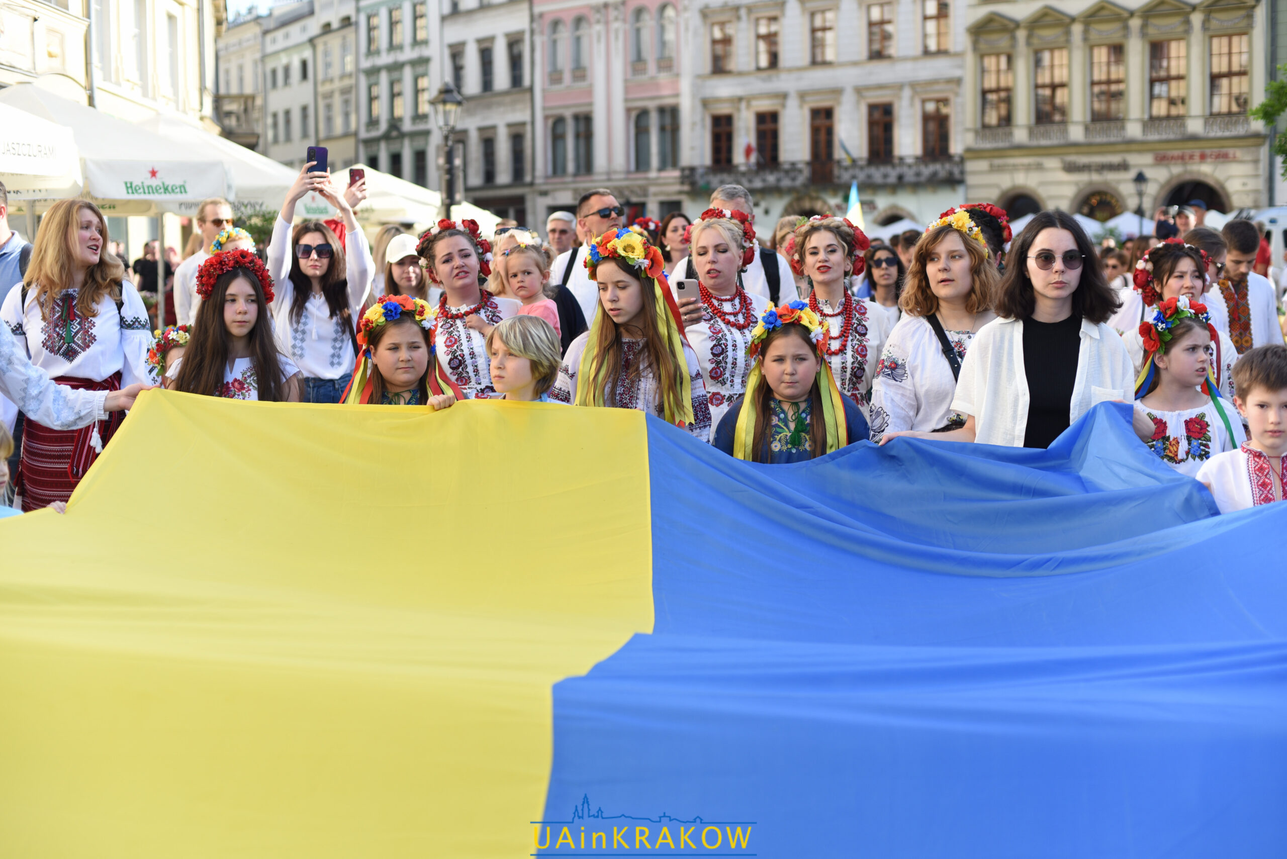 “Вишиванка надає крила”: як пройшов Марш вишиванки у Кракові [ФОТО] dsc 3550 scaled