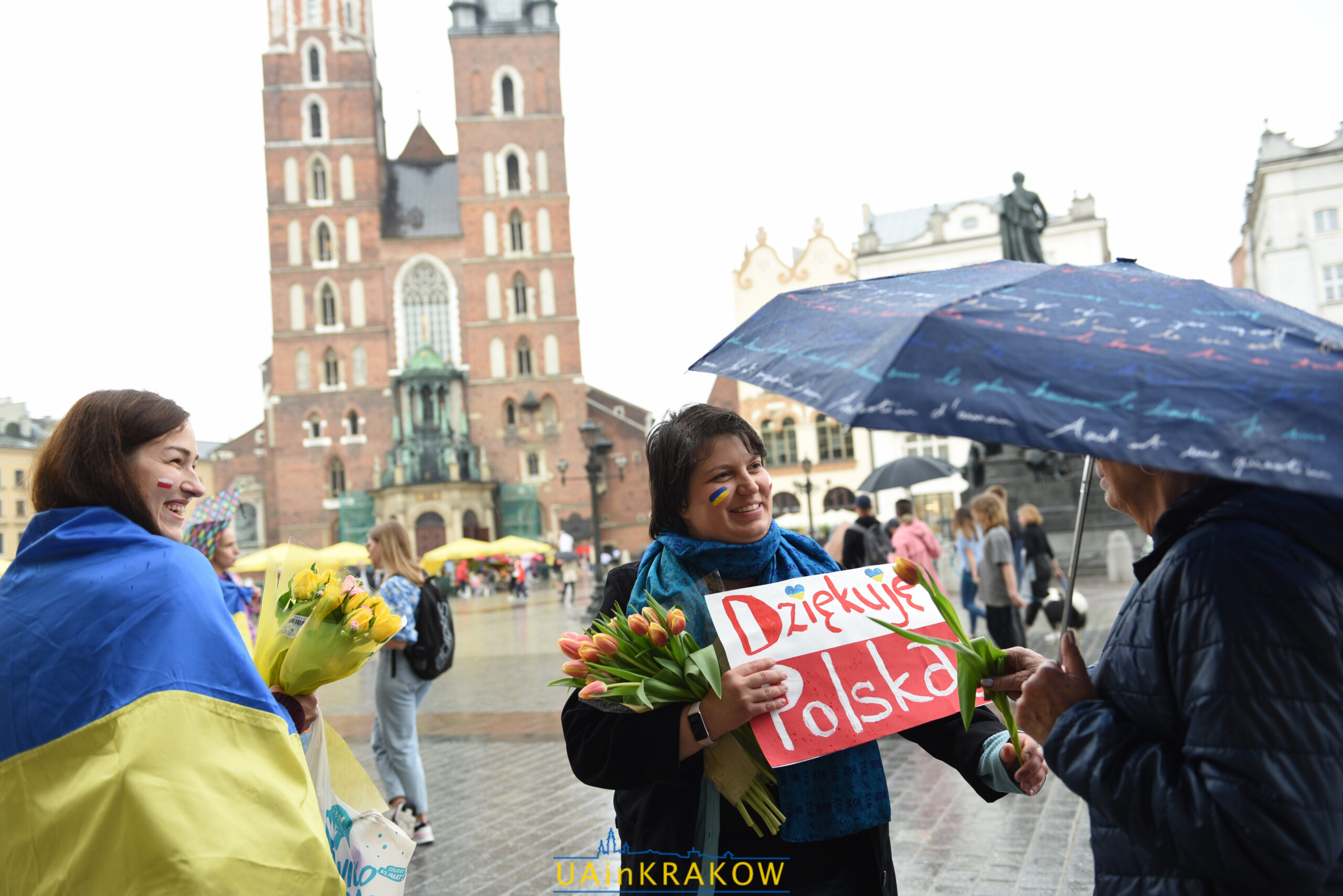 Українці обіймали поляків й дарували їм квіти: у центрі Кракова відбулася акція “Дякую за допомогу” dsc 5159 scaled