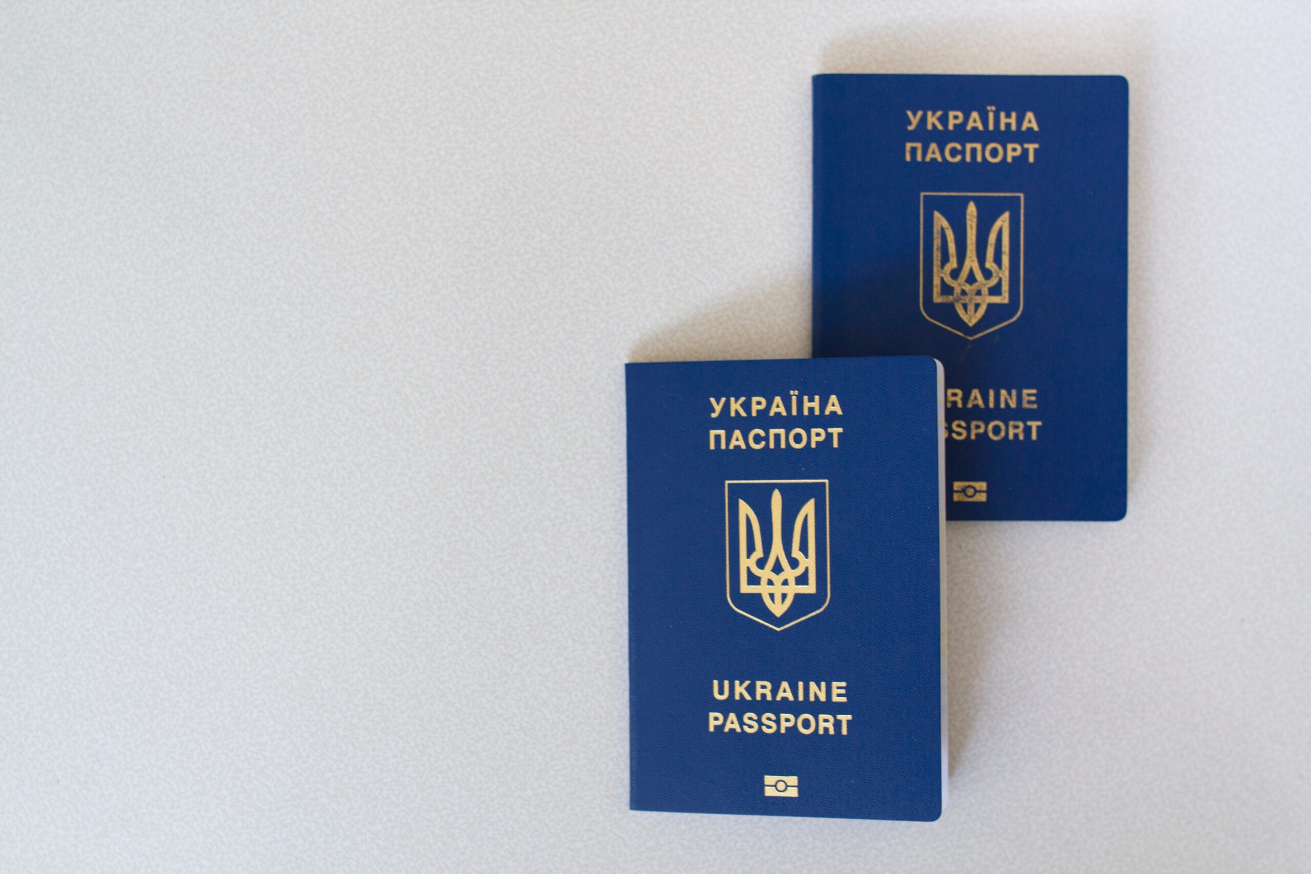 Кабмін дозволив за межами країни видавати паспорт громадянина України й закордонний паспорт pexels mr borys 8061949 scaled