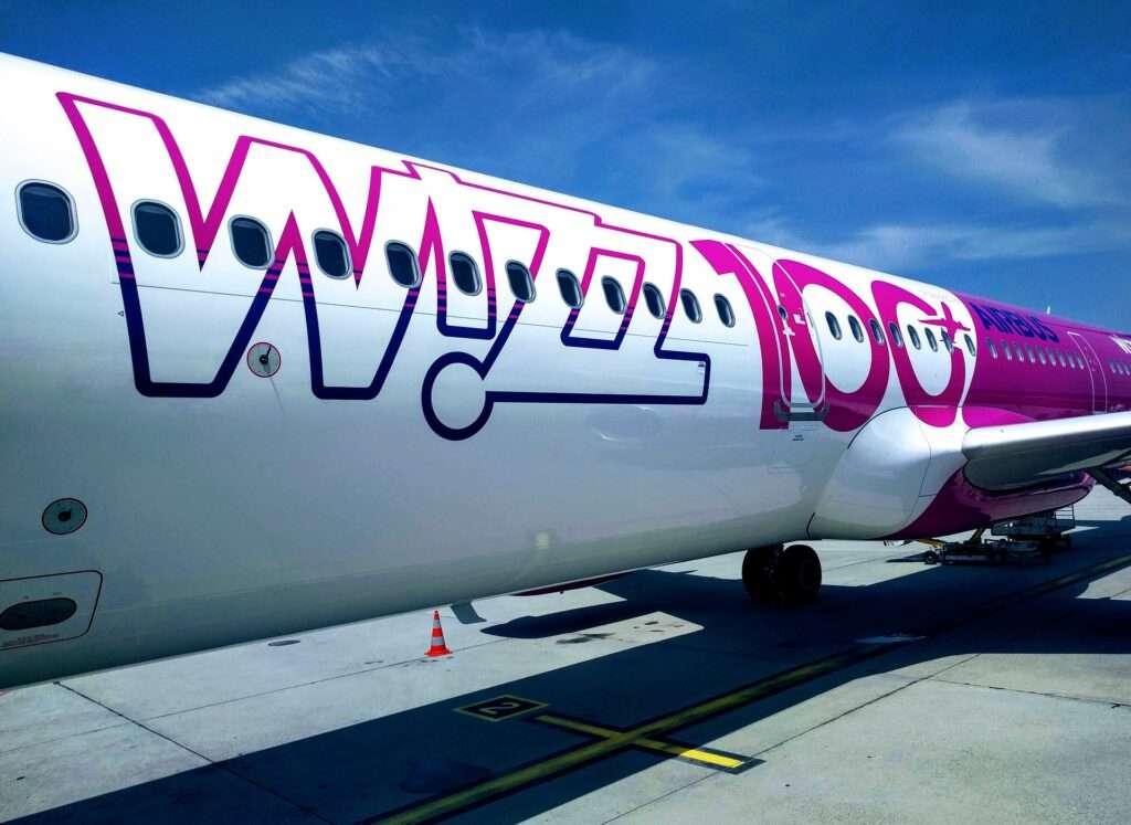 Wizz Air пропонує 100 тисяч безплатних квитків для українців, а його дочірня компанія в ОАЕ відновлює польоти до москви  Wizz Air Airplane Gf A UAinKrakow.pl