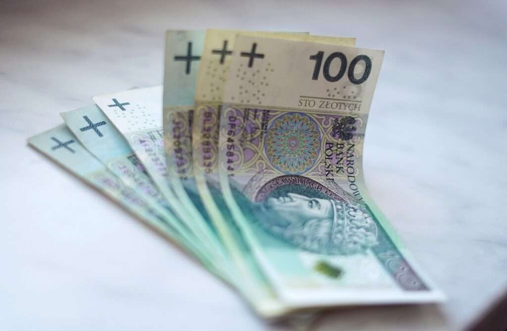 Як українцям отримати допомогу “Додаток на захист” в Кракові  Money G C E F UAinKrakow.pl