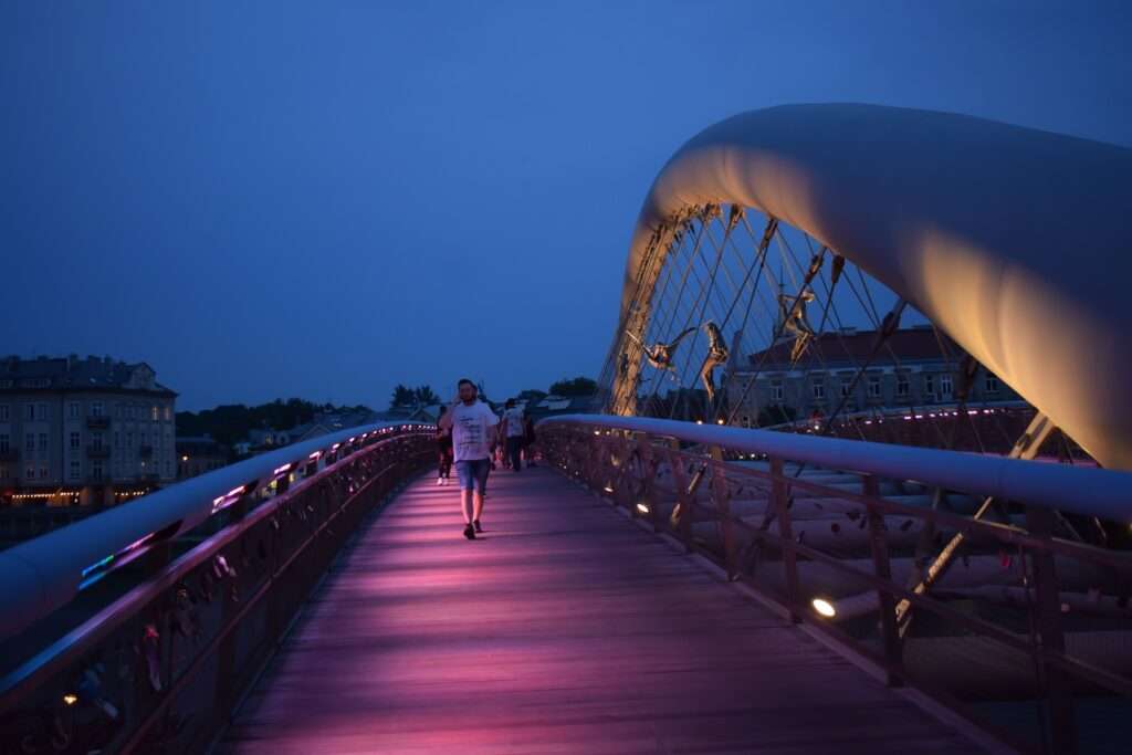Пішохідний міст о. Бернатка підсвітять рожевим кольором, щоб підтримати жінок  Bridge UAinKrakow.pl