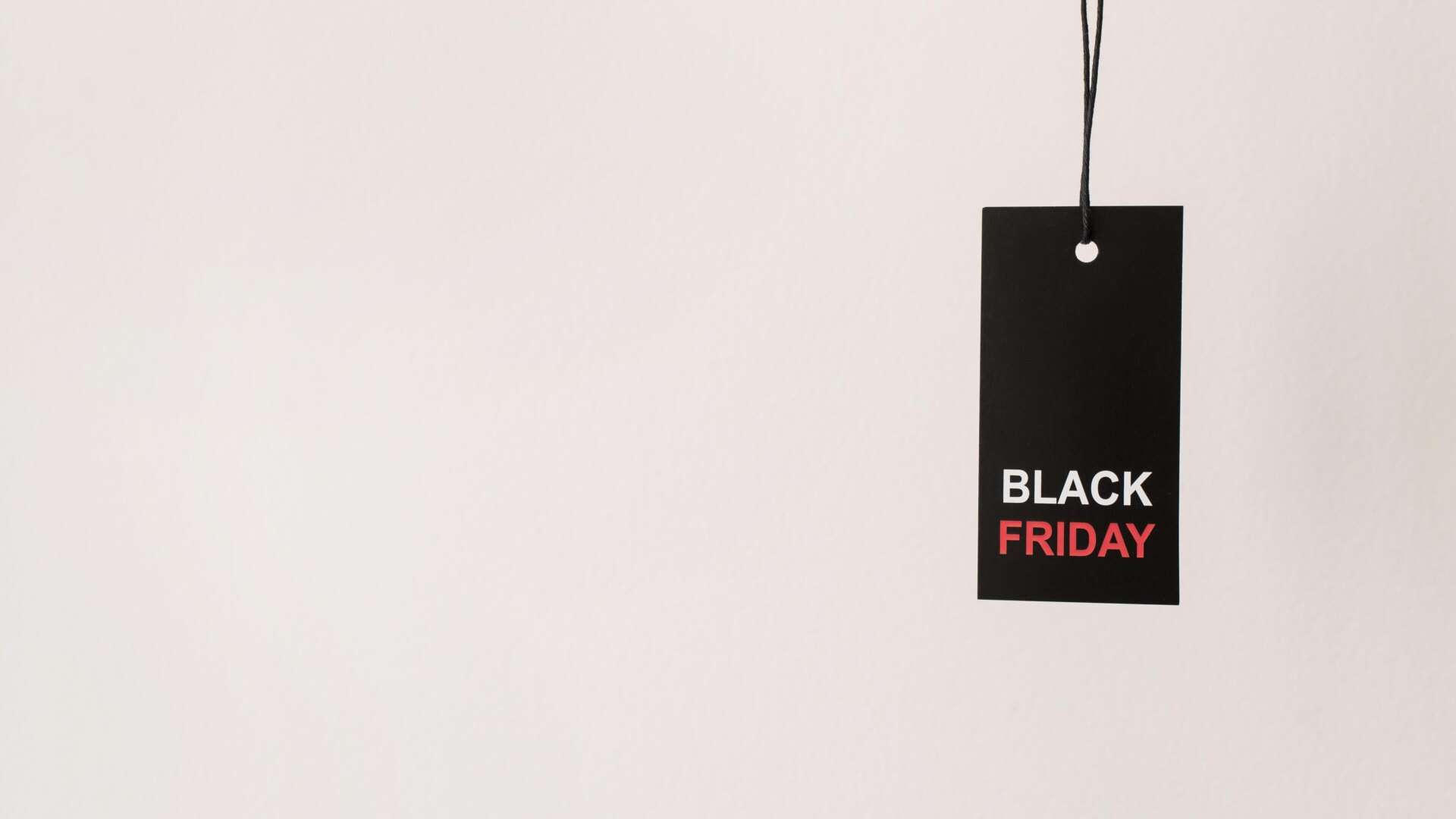 Чорна п’ятниця в Польщі: які знижки пропонують магазини та де перевірити ціну  Hanging Black Black Friday Sale UAinKrakow.pl