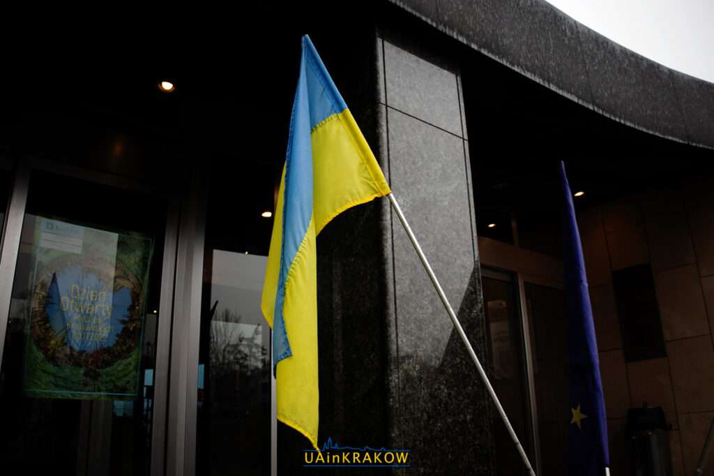 “Підтримка не закінчується”. Як синьо-жовті прапори в Кракові об’єднують поляків та українців