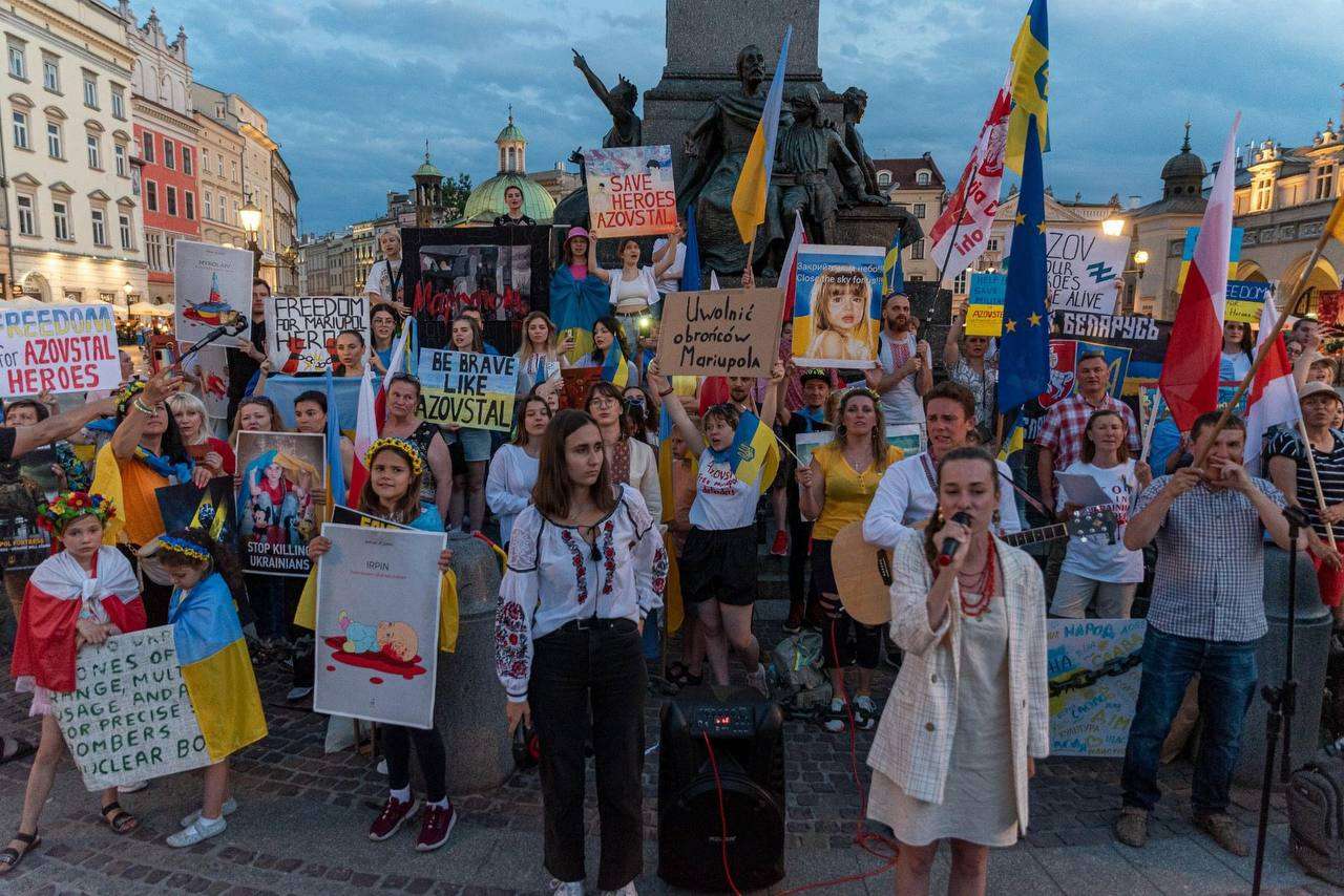 “Ми бачимо сенс в мітингах, але в іншому форматі”: співзасновниця “Sun for Ukraine” про припинення протестів на Площі Ринок Sun For Ukraine Pawel Kozlowski Pavel Kozlovski UAinKrakow.pl