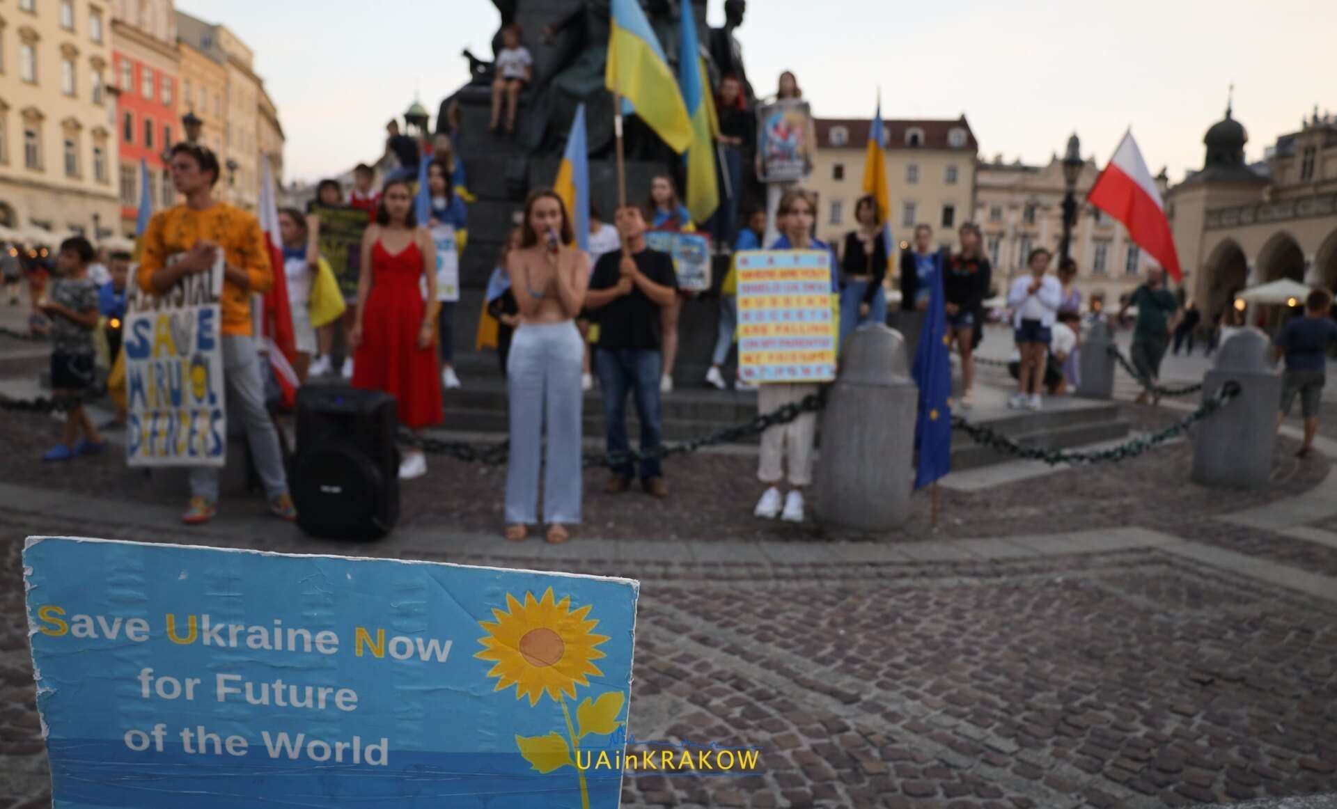 “У нас всіх одна ціль — перемога України”: учасники  мітингу на Площі Ринок у Кракові Sun For Ukraine N UAinKrakow.pl
