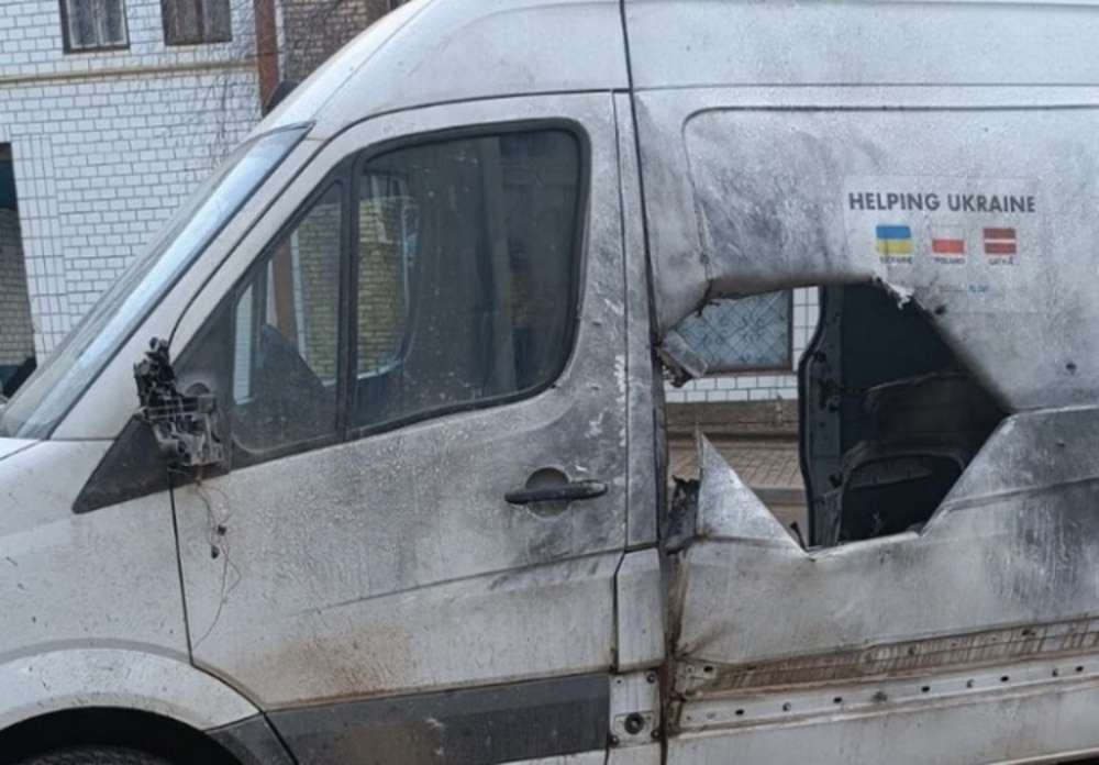 Поблизу Бахмута поранили польських волонтерів: в мікроавтобус влучив російський снаряд  F E UAinKrakow.pl