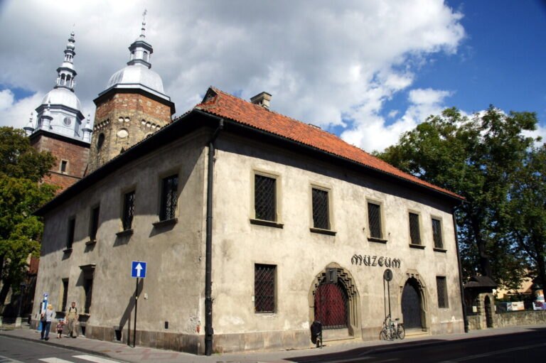 Музей зі столітньою історією: що можна побачити  у Краєзнавчому музеї Нового Сончу  Dom Gotycki Muzeum W Nowym Sączu UAinKrakow.pl